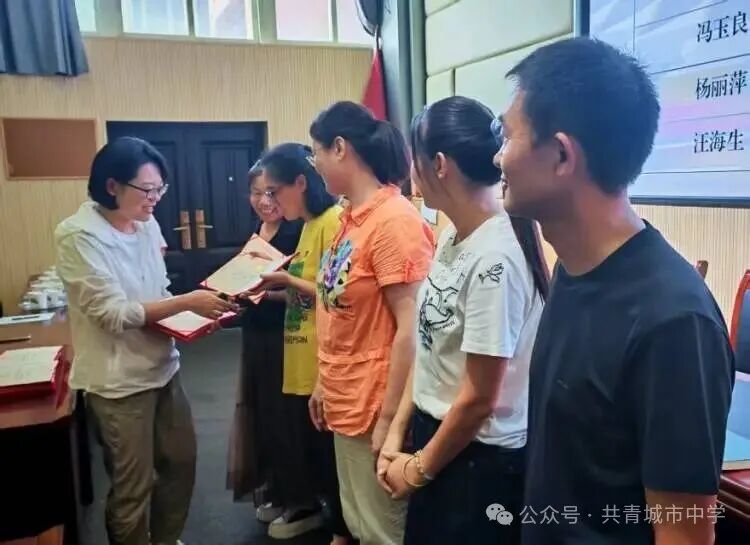 简篇-共青城市中学师徒结对 | 青蓝结对薪火传,互勉并行育芬芳 图片