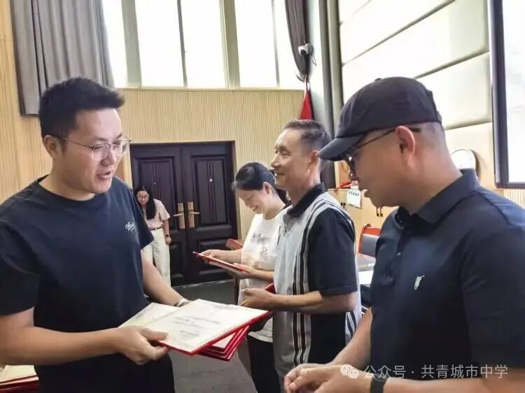 简篇-共青城市中学师徒结对 | 青蓝结对薪火传,互勉并行育芬芳 图片