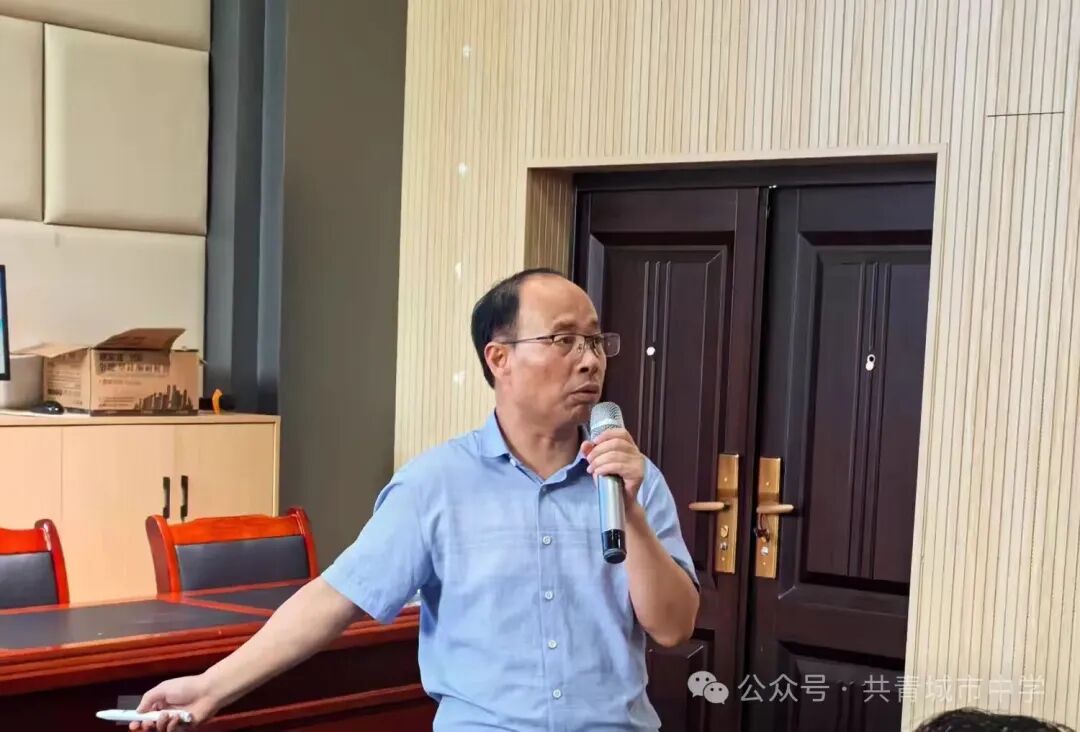 简篇-内强素质,外树形象;捍卫尊严,赢得荣光——记共青城市中学2025年秋季新学期教师专题培训讲座 图片